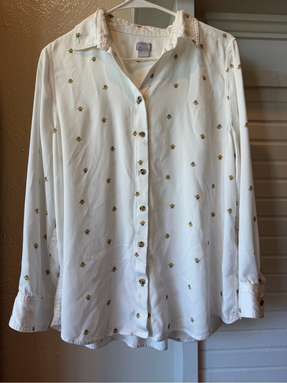 Chico’s White Bee Print Button Front Blouse Size 2 (Large) 100% Modal